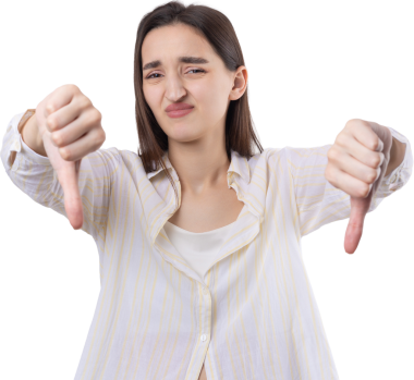 Mavi kolsuz tişörtlü genç bir esmer, olumsuz bir ifadeyle başparmak hareketi yapıyor.