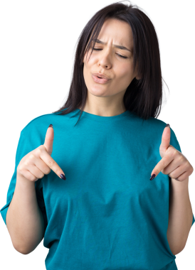 Mavi tişörtlü, parmaklarını gösteren mutlu beyaz kadın.