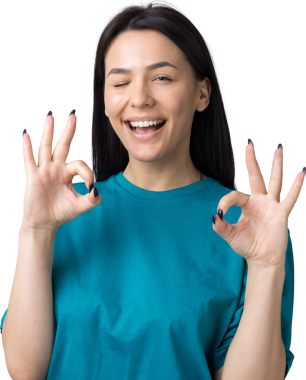 Gülümseyen kız el kol hareketi yapıyor.