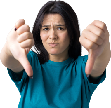 Mavi kolsuz tişörtlü genç bir esmer, olumsuz bir ifadeyle başparmak hareketi yapıyor.