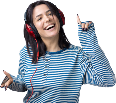 Çizgili yelek giymiş genç bir kız stüdyoda kırmızı kulaklıkla müzik dinliyor ve dans ediyor..