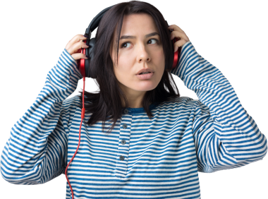 Çizgili yelek giymiş genç bir kız stüdyoda kırmızı kulaklıkla müzik dinliyor ve dans ediyor..