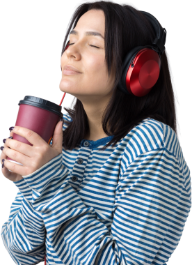 Çizgili yelek giymiş genç bir kız stüdyoda kırmızı kulaklıkla müzik dinliyor ve dans ediyor..