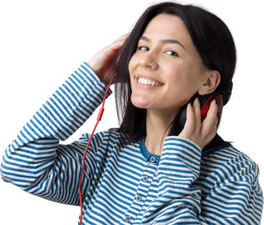 Çizgili yelek giymiş genç bir kız stüdyoda kırmızı kulaklıkla müzik dinliyor ve dans ediyor..