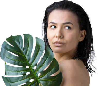 Doğal yeşil palmiye yaprağı portresi olan bir kadın. Moda, güzellik, makyaj, kozmetik.