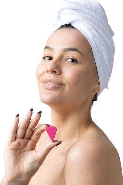 Kafasında beyaz havluyla güzel bir kadın portresi ve pembe bir kalbe bakan bir vücut için sünger. Cilt temizleme eko organik kozmetik rahatlama konsepti.