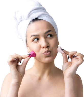 Kafasında beyaz havluyla güzel bir kadın portresi ve pembe bir kalbe bakan bir vücut için sünger. Cilt temizleme eko organik kozmetik rahatlama konsepti.