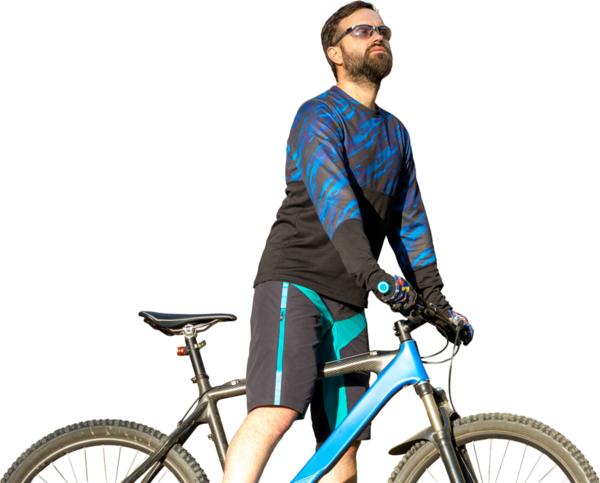 Şortlu ve formalı bisikletçi, modern karbon kuyruklu motorsikletli. Uçurumun kenarında, yeşil bahar ormanlarının arka planında duran bir hava süspansiyon çatalı var.