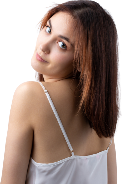 Temiz ciltli, doğal makyajlı ve gri arka planda beyaz dişli güzel bir kadın.