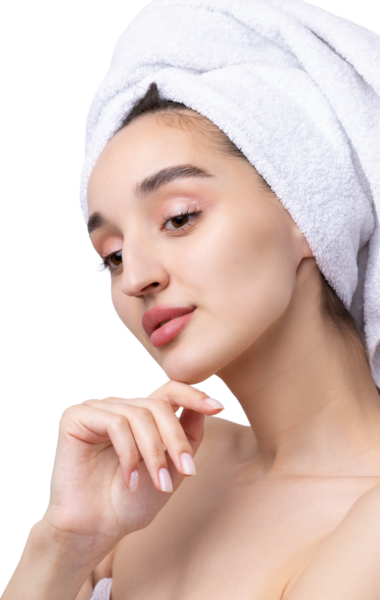 Kalın kaşlı güzel bir kız, beyaz arka planda mükemmel bir ten, kafasında havlu, güzel bir fotoğraf..