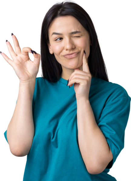 Gülümseyen kız el kol hareketi yapıyor.