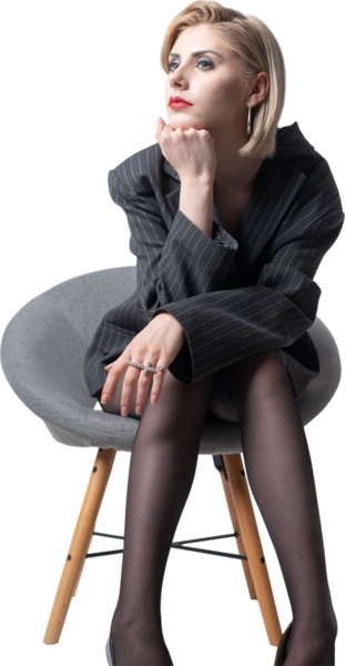 Takım elbiseli, uzun bacaklı iş kadını stüdyoda..