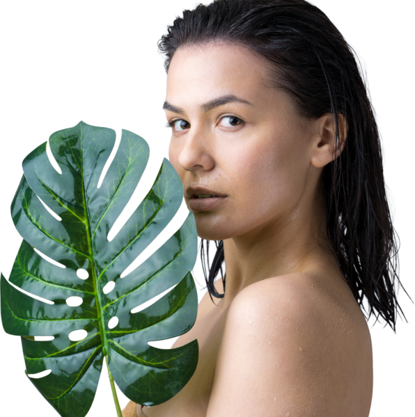 Doğal yeşil palmiye yaprağı portresi olan bir kadın. Moda, güzellik, makyaj, kozmetik.