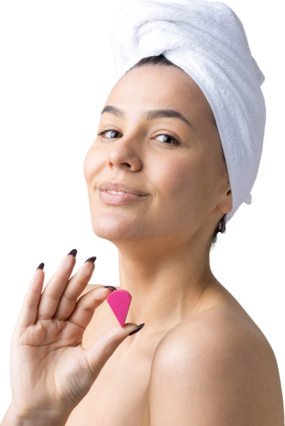 Kafasında beyaz havluyla güzel bir kadın portresi ve pembe bir kalbe bakan bir vücut için sünger. Cilt temizleme eko organik kozmetik rahatlama konsepti.