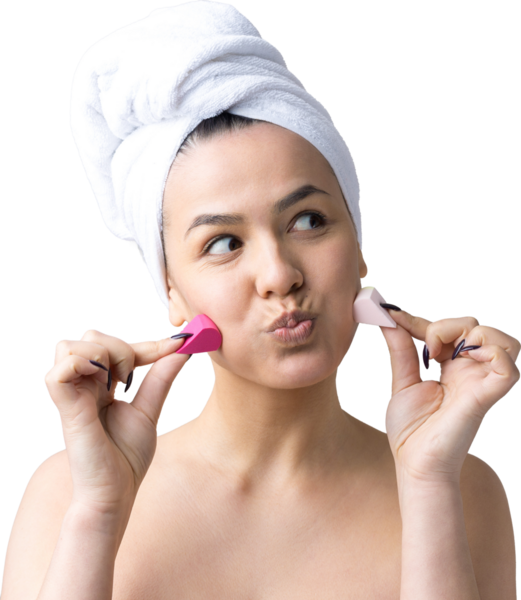 Kafasında beyaz havluyla güzel bir kadın portresi ve pembe bir kalbe bakan bir vücut için sünger. Cilt temizleme eko organik kozmetik rahatlama konsepti.