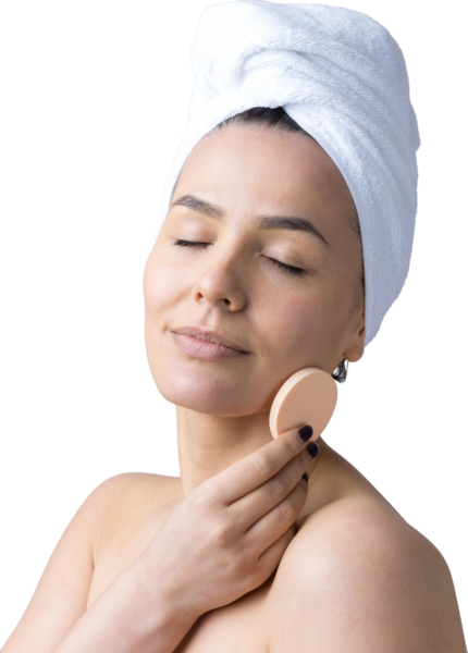 Kafasında beyaz havluyla güzel bir kadın portresi ve pembe bir kalbe bakan bir vücut için sünger. Cilt temizleme eko organik kozmetik rahatlama konsepti.