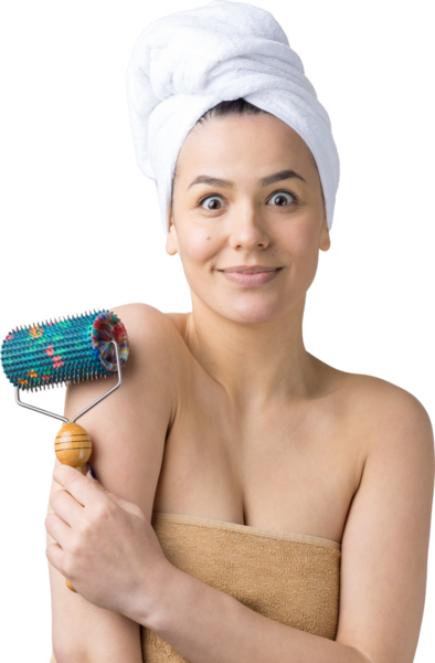 Kafasında havlu olan esmer, gri arka planda izole edilmiş yüz masajı için silindir kullanıyor.