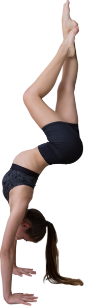 Karantina sırasında evde yoga yapan genç bir kadın esneme egzersizleri yapıyor. Minimalist boş iç mekan, beton duvar.