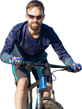 Şortlu ve formalı bisikletçi, modern karbon kuyruklu motorsikletli. Uçurumun kenarında, yeşil bahar ormanlarının arka planında duran bir hava süspansiyon çatalı var.