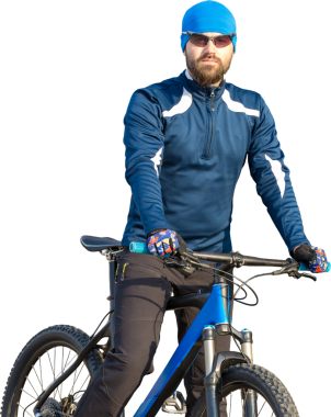 Modern dağ bisikletindeki vahşi sakallı adam. Gölün kenarındaki tuzlu bir yerde bir bisikletçi..