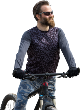 Modern dağ bisikletindeki vahşi sakallı adam. Gölün kenarındaki tuzlu bir yerde bir bisikletçi..