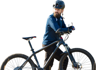 Pantolon ve yün ceketli bisikletçi modern karbon donanımlı bir motorsikletle off-road 'a biniyor..