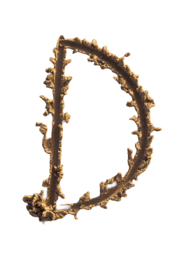 Alfabe (D) harfleri kumsalda el yazısıyla yazılmış.