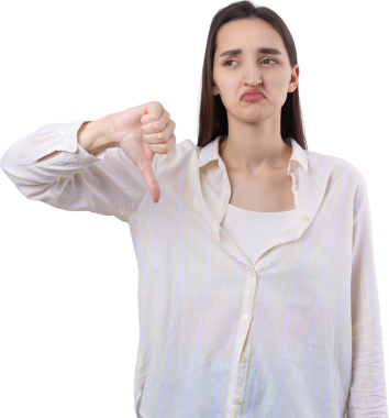 Mavi kolsuz tişörtlü genç bir esmer, olumsuz bir ifadeyle başparmak hareketi yapıyor.