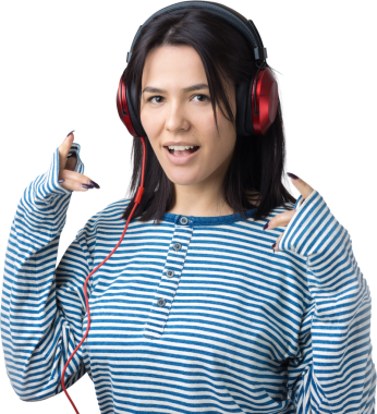 Çizgili yelek giymiş genç bir kız stüdyoda kırmızı kulaklıkla müzik dinliyor ve dans ediyor..