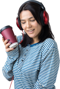 Çizgili yelek giymiş genç bir kız stüdyoda kırmızı kulaklıkla müzik dinliyor ve dans ediyor..