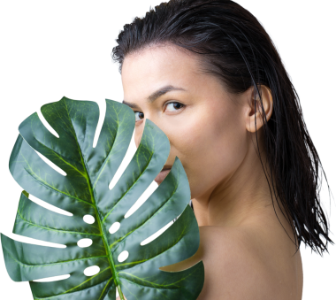 Doğal yeşil palmiye yaprağı portresi olan bir kadın. Moda, güzellik, makyaj, kozmetik.