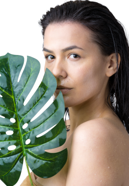 Doğal yeşil palmiye yaprağı portresi olan bir kadın. Moda, güzellik, makyaj, kozmetik.