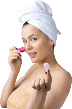 Kafasında beyaz havluyla güzel bir kadın portresi ve pembe bir kalbe bakan bir vücut için sünger. Cilt temizleme eko organik kozmetik rahatlama konsepti.