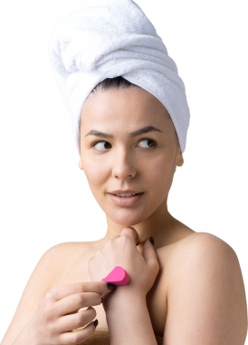 Kafasında beyaz havluyla güzel bir kadın portresi ve pembe bir kalbe bakan bir vücut için sünger. Cilt temizleme eko organik kozmetik rahatlama konsepti.