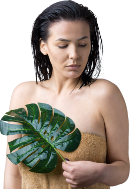 Doğal yeşil palmiye yaprağı portresi olan bir kadın. Moda, güzellik, makyaj, kozmetik.