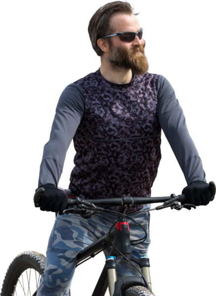 Modern dağ bisikletindeki vahşi sakallı adam. Gölün kenarındaki tuzlu bir yerde bir bisikletçi..