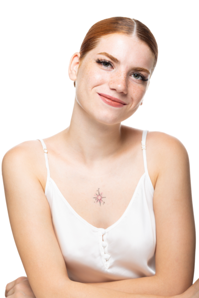 Beyaz bluzlu, kızıl saçlı, çilli genç bir kız. Stüdyoda beyaz arka planda bir kadının güzel portresi..