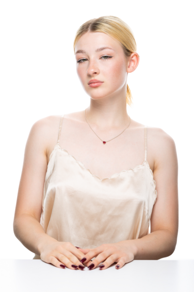 Altın kapaklı çilli genç sarışın bir kız. Stüdyoda beyaz arka planda bir kadının güzel portresi..