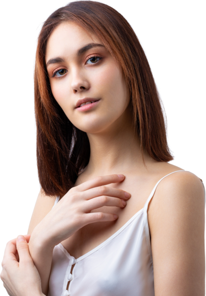 Temiz ciltli, doğal makyajlı ve gri arka planda beyaz dişli güzel bir kadın.