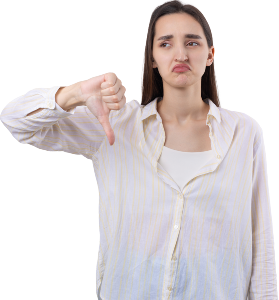 Mavi kolsuz tişörtlü genç bir esmer, olumsuz bir ifadeyle başparmak hareketi yapıyor.