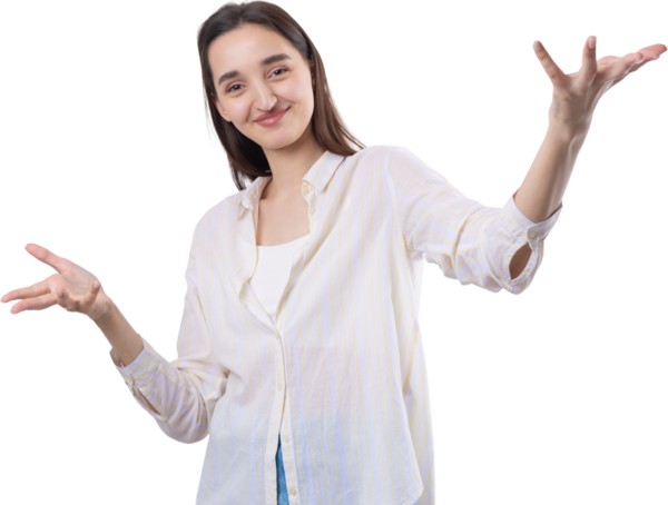 Beyaz arka planda duran şaşırmış yüz ifadesi olan genç ve güzel bir kadın..