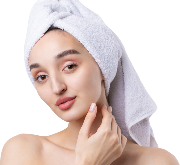 Kalın kaşlı güzel bir kız, beyaz arka planda mükemmel bir ten, kafasında havlu, güzel bir fotoğraf..
