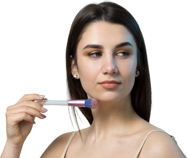 Açık renk bluzlu, beyaz arka planda yüz makyajı yapan genç bir kızın yakın çekimi. Güzel bir kadın yüzüne bir makyaj fırçası tutar ve gülümser..