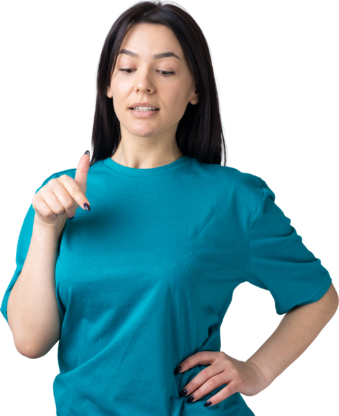 Mavi tişörtlü, parmaklarını gösteren mutlu beyaz kadın.