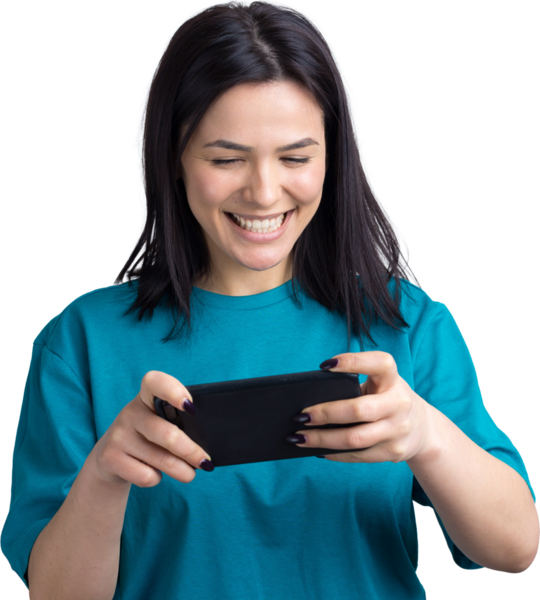 Gri arka planda cep telefonu kullanan gülümseyen genç kadının ön portresi