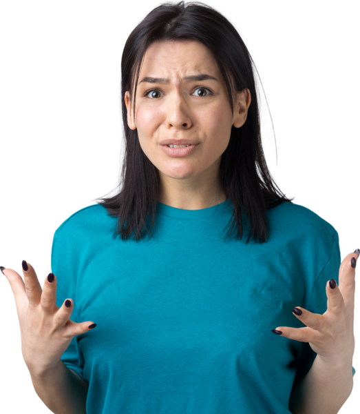 Gri arka planda duran şaşırmış yüz ifadesiyle genç ve güzel bir kadın..