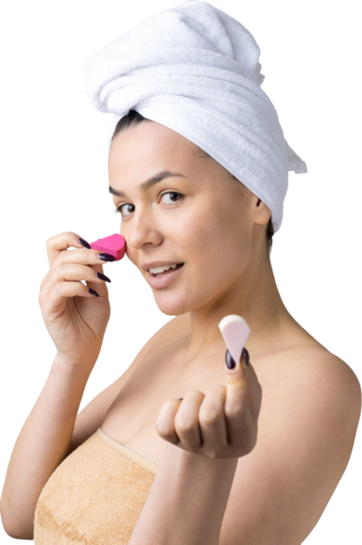 Kafasında beyaz havluyla güzel bir kadın portresi ve pembe bir kalbe bakan bir vücut için sünger. Cilt temizleme eko organik kozmetik rahatlama konsepti.