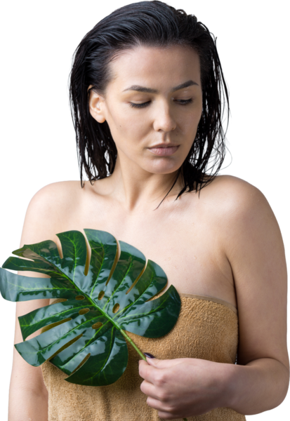 Doğal yeşil palmiye yaprağı portresi olan bir kadın. Moda, güzellik, makyaj, kozmetik.