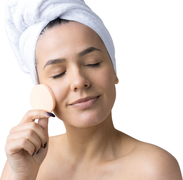 Kafasında beyaz havluyla güzel bir kadın portresi ve pembe bir kalbe bakan bir vücut için sünger. Cilt temizleme eko organik kozmetik rahatlama konsepti.