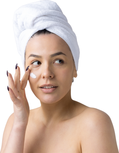 Kafasında beyaz havlu olan bir kadının güzel portresi yüzüne krem sürüyor. Cilt temizleme eko organik kozmetik rahatlama konsepti.